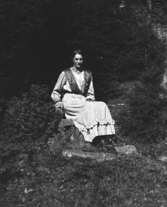 21. 1917.06.17 "Ester Kristensson, Charlotta Johansson" . Endast en person på bilden, troligen Ester.