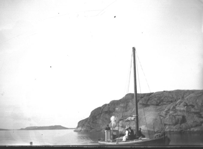 23. 1917 Olle Asker och båten "Alma" (?) på ingång i Fiskevik.