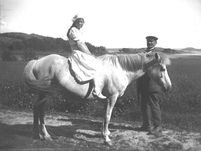 26. 1917.07.09 "Greta Jacobsson på hästen". Karl Pettersson står bredvid. I bakgrunden syns ön "Brusen".