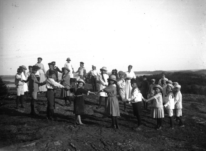 30. 1917.07.09 "Ringdans" Kolonibarn på Järnberget.