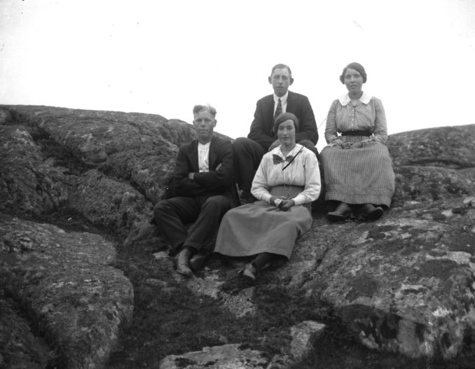 44. 1917.07.16 "Julius Mattsson, Kållekärr". 4 personer, 2 herrar och 2 damer som sitter i ett berg.