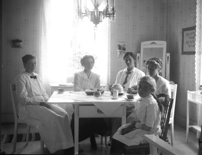 46. 1917.07.16 "Josefina Berntsson, Kollekärr". 5 personer som dricker kaffe. Barnet heter Alice Berntsson från Kollekärr. 