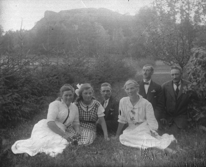 54. 1917.07.22 "Karl Pettersson m. fl. pers.". Karl längst t.h. Lägg märke till bergets profil i bakgrunden.