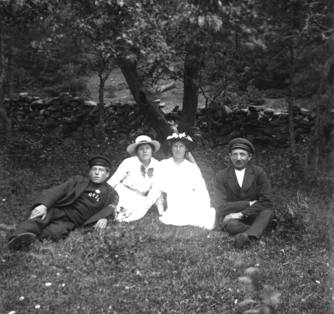 18. 1917.06.17 "Fr.v. Edvin Asker, Hulda Asker, Klara, Bernhard Pettersson." 