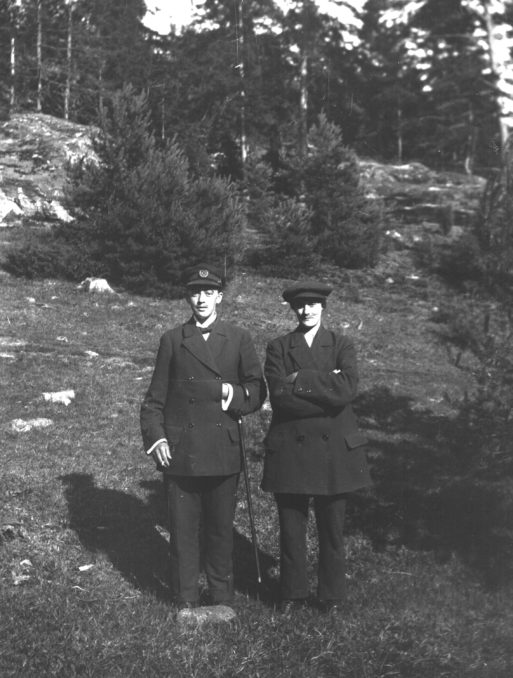 22. 1917.06.17 "Ester Kristensson, Charlotta Johansson" De är utklädda i i manskläder.