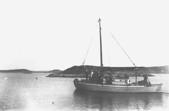 6. 11/6 1917 kl 7 em, 1/25 sek.. Framk. 10/6 1917. "Stigfjorden". En passagerarebåt som gick mellan Tjörn och Stenungsund. På bilden paserar den Djupvik på Lilla Askerön på väg till Stenungsund. Se även bild nr 280.