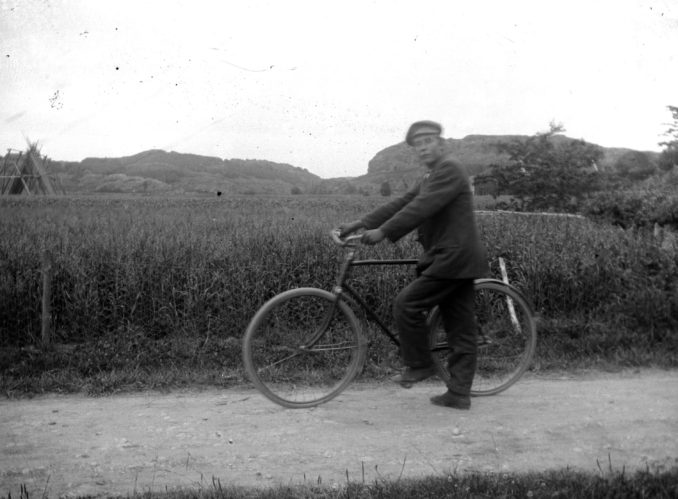 37. 1917.07.15 kl 5 em "John Edvardsson, Kollekärr". Med cykel. Längt t. v. en "krakemärr"eller "bönekyrka"; en ställning som man torkade bönor på.