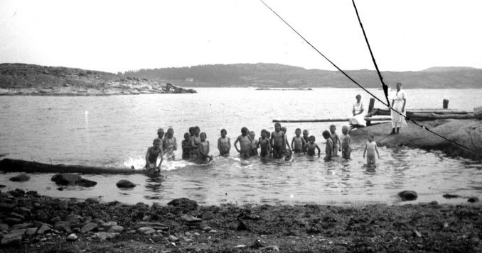 67. 1917.07.30 "Kolonin nr 28 i badet". I bakgrunden Runtången, Tjörn.